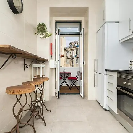 Guest house Rustic M2 R1 - Amazing Double With Shared Bathroom Lisbon