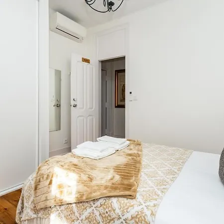 Rustic M2 R1 - Amazing Double With Shared Bathroom *