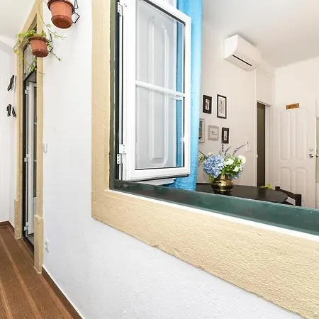 Rustic M2 R1 - Amazing Double With Shared Bathroom * Lisbon